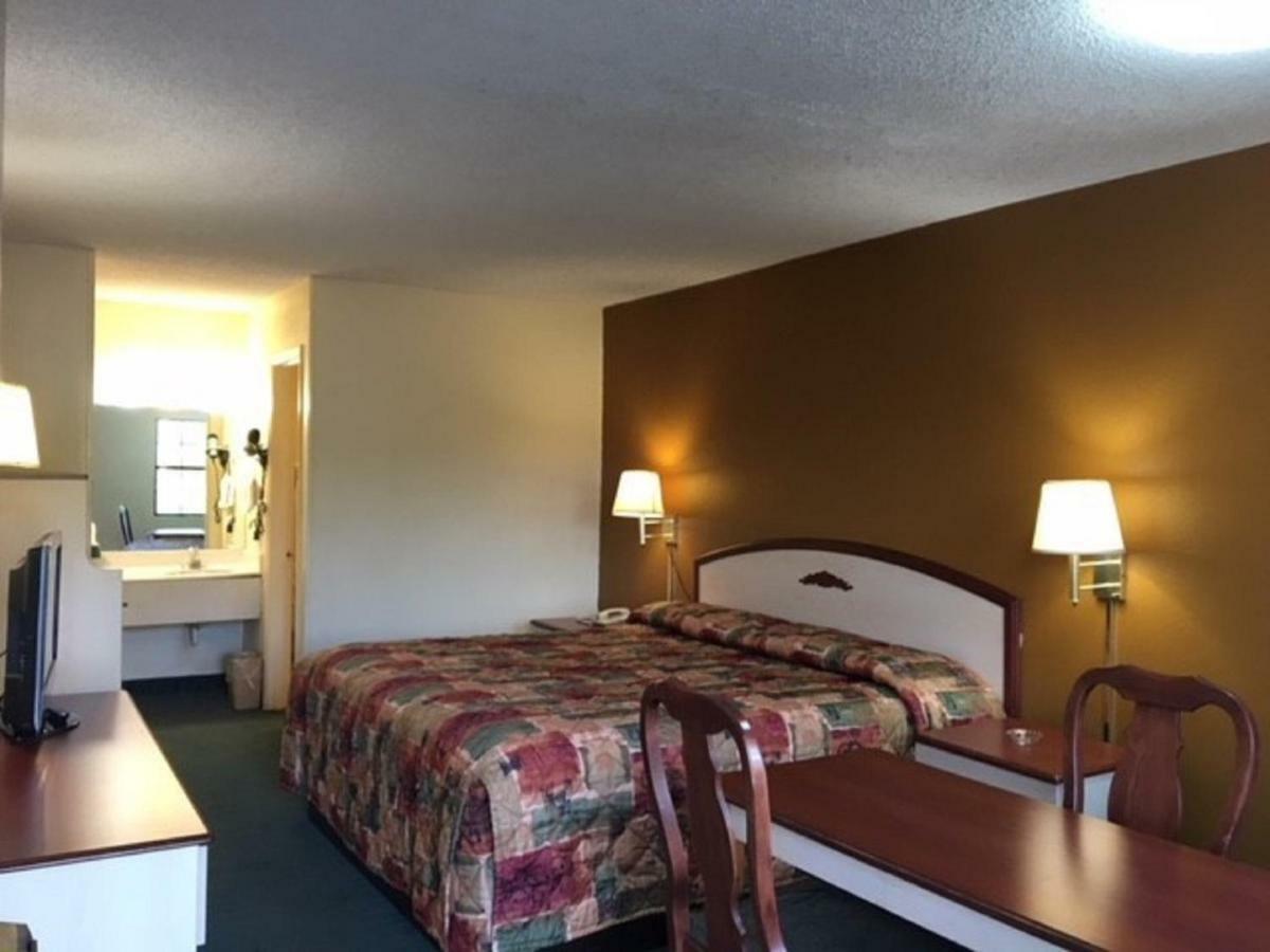 Budget Inn & Suites - Talladega Bagian luar foto